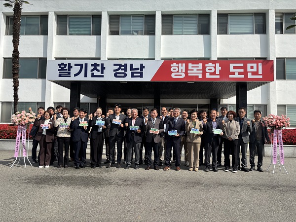 이승돈 농진청장, 경남 농업 현장 방문... "에너지 절감·로봇 기술로 경... - 뉴스 썸네일 이미지