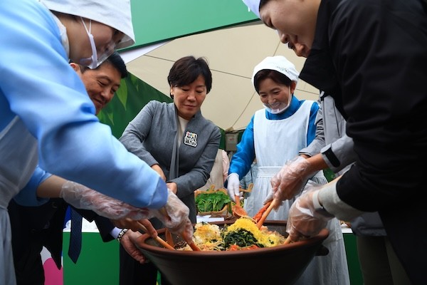 송미령 장관, 한식대축제서 전통식품 계승과 새로운 활용 현장 살펴 - 뉴스 썸네일 이미지